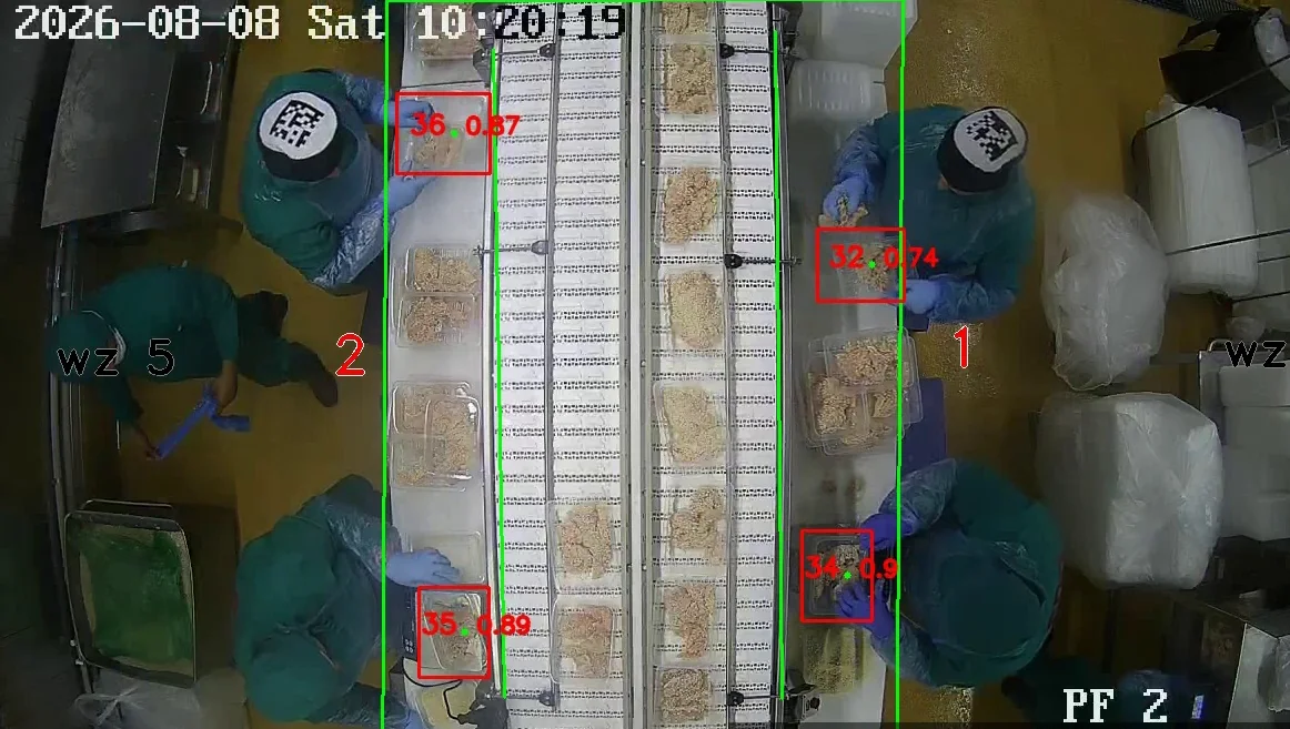 Вид сверху на два конвейера с контейнерами готовой продукции; красные рамки с номерами треков, зелёные границы линии